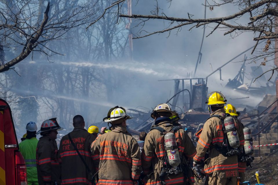 Desesperado intento por salvarla: Niña murió tras ser arrojada por la ventana de una casa en llamas en EEUU