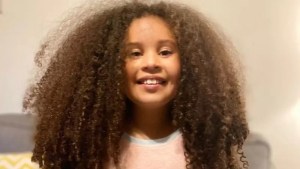 La niña que dejó crecer su pelo afro durante seis años para donarlo