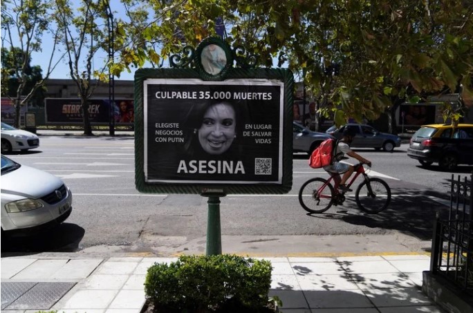 Derribaron y rompieron una estatua de Cristina Kirchner en Argentina (FOTOS)