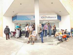 Apagones obligan a los pensionados de Táchira a salir “limpios” de los bancos y regresar a oscuras a sus casas
