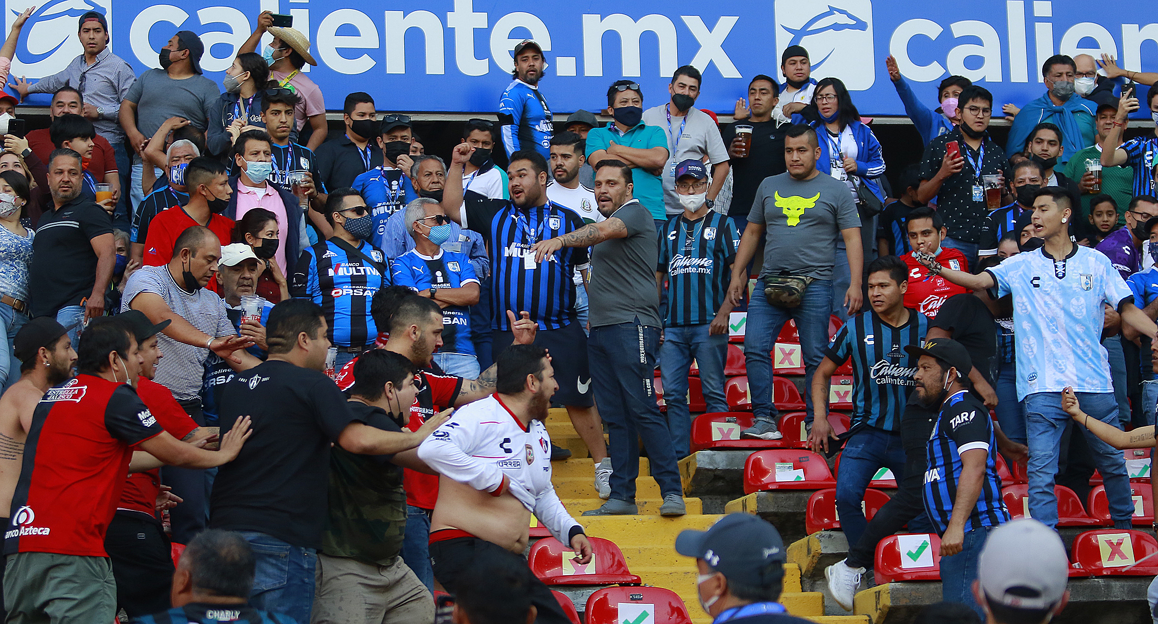 Capturan a diez hombres por violencia en partido de la liga mexicana de fútbol