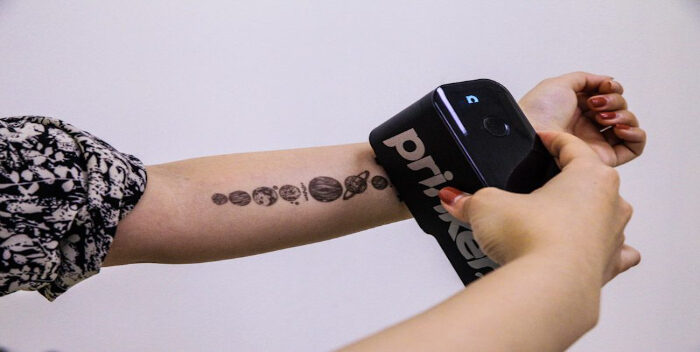 MWC 2022: así funciona un pequeño dispositivo que permite hacer tatuajes temporales en segundos