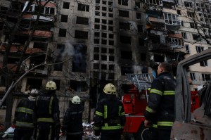 En imágenes: Continúan las evacuaciones en un bloque de apartamentos bombardeado en Kiev