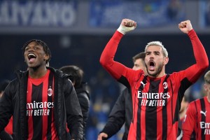 Milan vence en Nápoles y se coloca líder de la Serie A