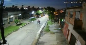 Atropelló a una mujer en Argentina para robarla y los vecinos lo “molieron” a golpes (VIDEO)