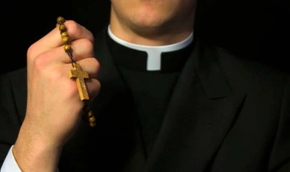 Investigado por ofensa religiosa un cura que celebró misa en el mar en Italia