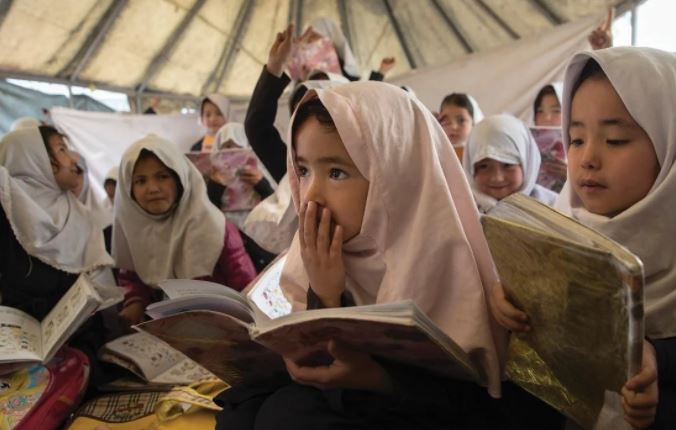 Exigen a los talibanes revertir prohibición de escuelas secundarias para niñas