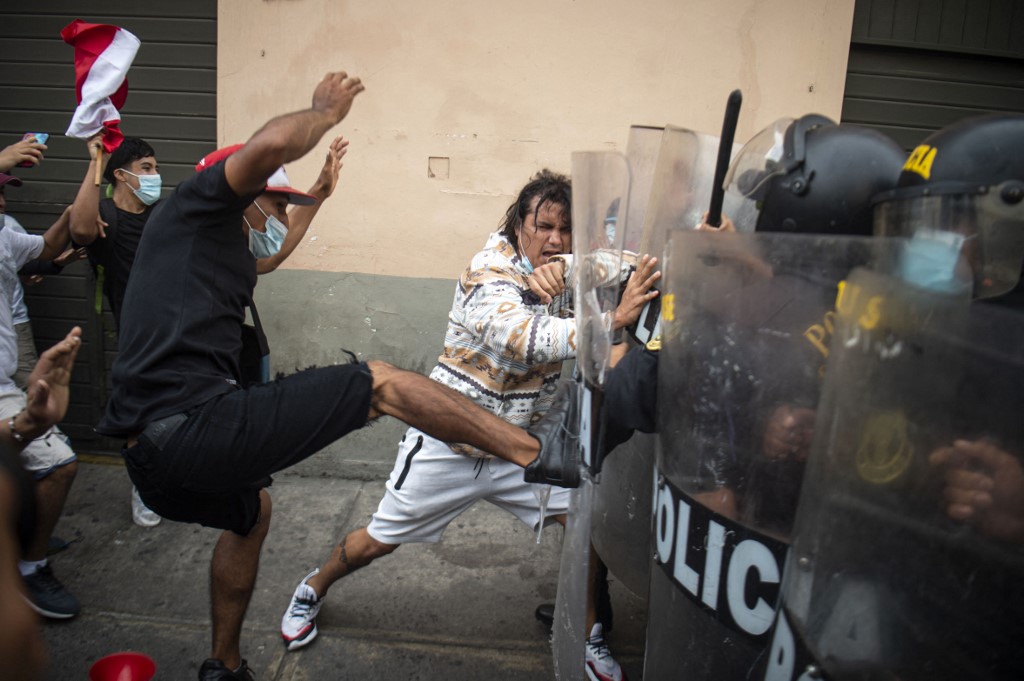 Al menos cuatro policías heridos en protestas contra Castillo en Lima (Video)