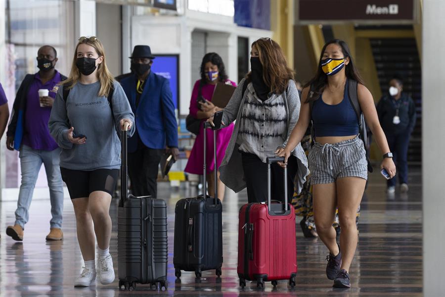 Jueza anuló obligación de llevar tapabocas en el transporte público de EEUU