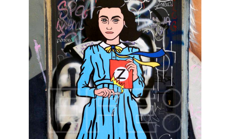 Un artista dibuja a Ana Frank quemando la Z de Putin en un mural en Milán (FOTO)
