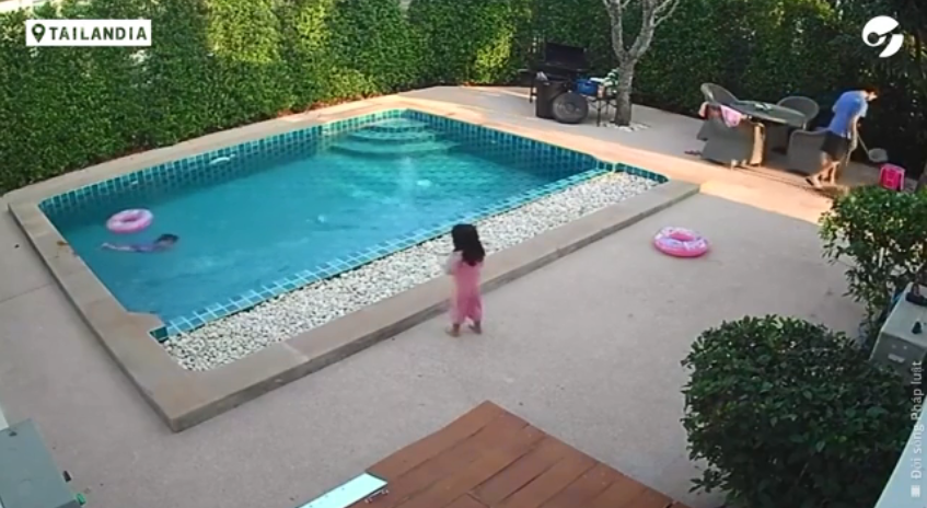 Se convirtió en una pequeña heroína al ver que su hermanita se moría ahogada (VIDEO)