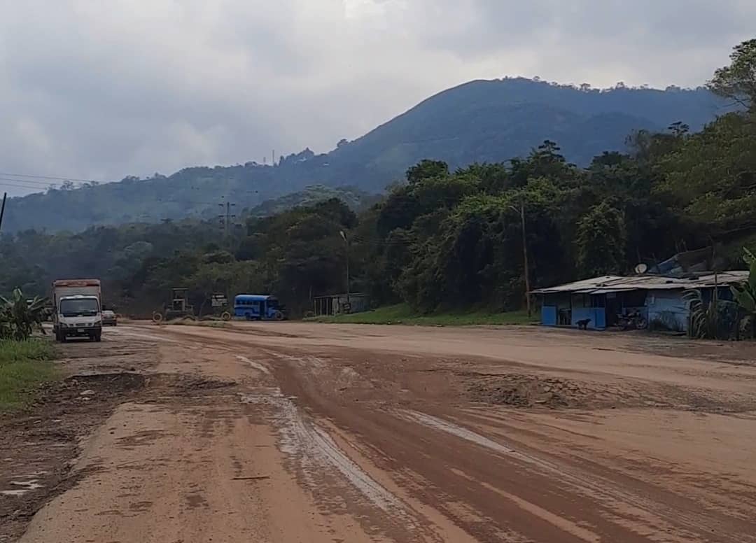 En peligro decenas de viviendas ante el hundimiento de la autopista San Cristóbal – La Fría (Imágenes)