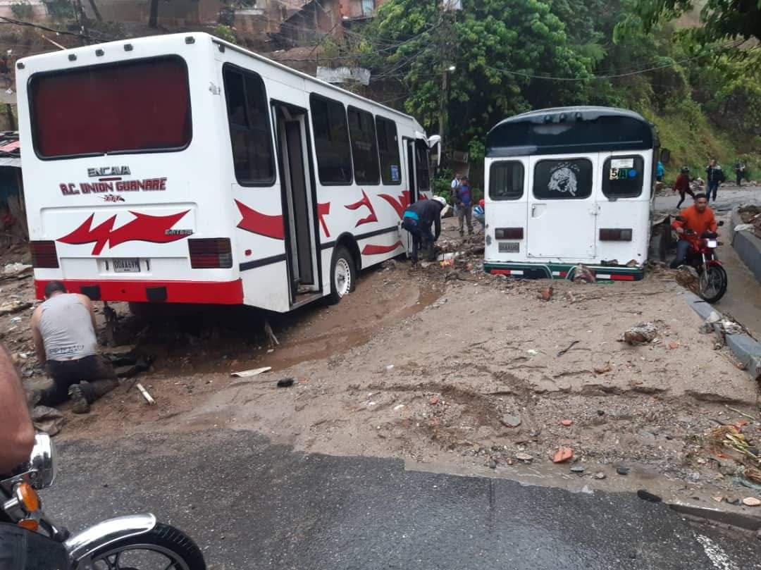 Autobuses atorados entre lodo y escombros trancaron la vía a El Junquito #26Abr (Video)