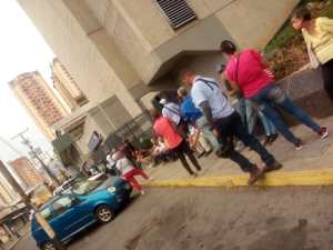 Vecinos en Maracay protestan ante la ausencia del servicio Cantv que aún siguen pagando (FOTOS)