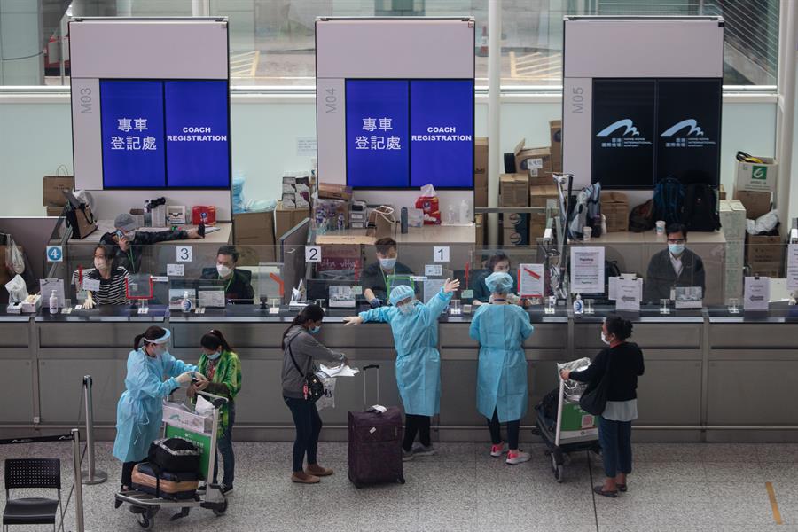 La pandemia convierte al boyante aeropuerto de Hong Kong en “pueblo fantasma” tras repunte de coronavirus