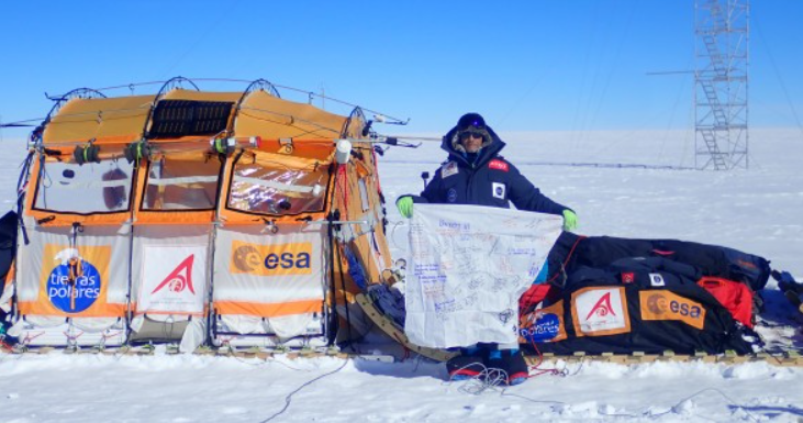 El explorador que surca los vientos antárticos en un trineo a vela