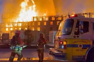 Hotel de California colapsó tras ser consumido por un inmenso incendio (VIDEO)
