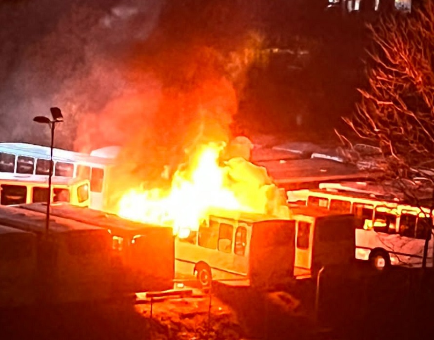Un incendio acabó con al menos dos autobuses en un estacionamiento de Baruta