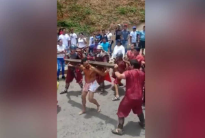 VIDEO: Viacrucis en Paracotos acabó con “Jesucristo” lanzando patadas contra los azotes