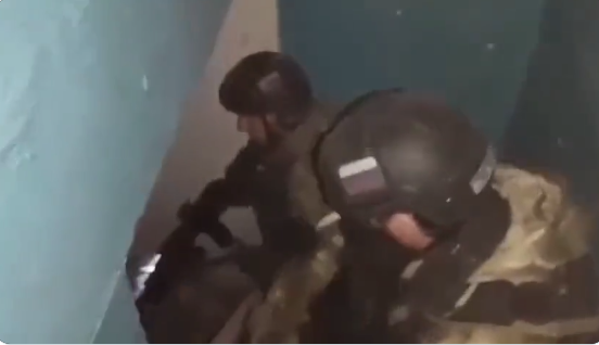 EN VIDEO: Así liquidan mercenarios chechenos a la resistencia del Batallón “Azov” en Mariupol