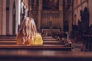 VIRAL: La llevan a la iglesia a “jurar” que no volverá a hablar y ver a su ex (VIDEO)