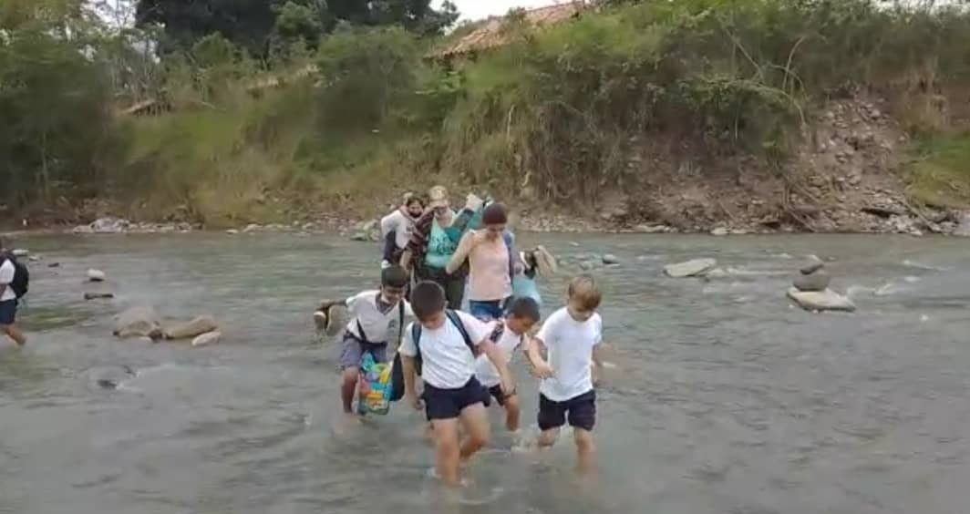 Cruzando el río o la autopista: La odisea de los niños en Táchira para no faltar a sus escuelas (VIDEO)