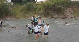 Cruzando el río o la autopista: La odisea de los niños en Táchira para no faltar a sus escuelas (VIDEO)