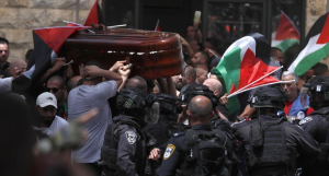 EN VIDEO: funeral de la periodista asesinada por una operación israelí desata incidentes violentos