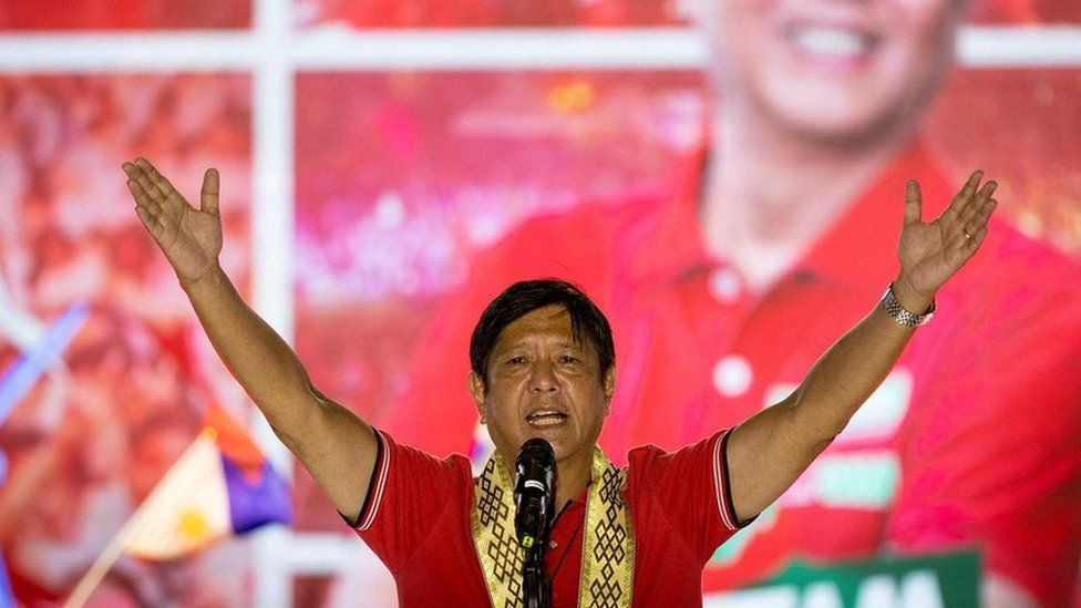 Hijo del dictador Ferdinand Marcos arrasa en las elecciones de Filipinas, según recuento provisional