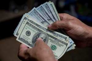 El dólar del BCV superó la barrera de los 5 bolívares… un “montón” de días después