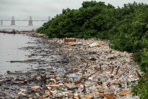 “Lanzas la red y pescas plástico”: El Lago de Maracaibo, hasta el “tope” de contaminación (Fotos y Video)