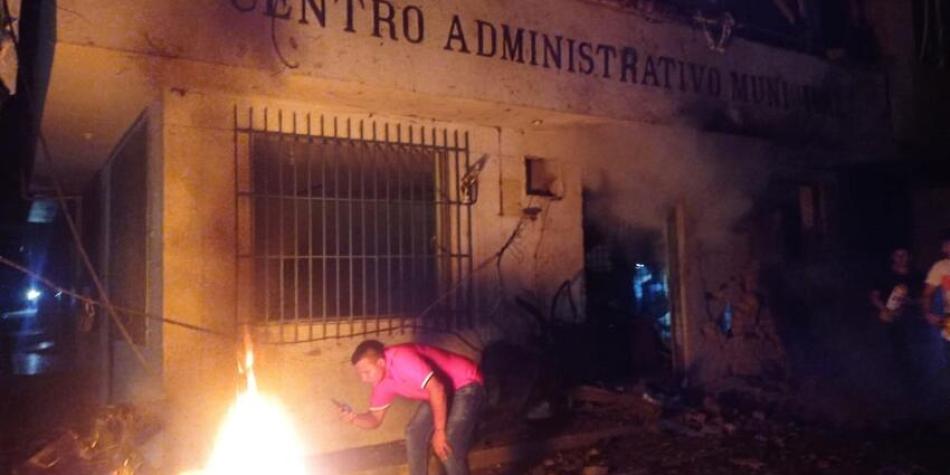 Explosión de carro bomba en Colombia dejó al menos un herido #2May (IMÁGENES)