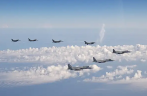 Japón en alerta: lanzó ocho cazas F-16 y F-15 como respuesta al vuelo de aviones chinos y rusos en su zona aérea