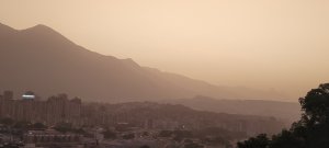 Polvo del Sahara “invadió” la madrugada caraqueña este #20May (FOTOS)
