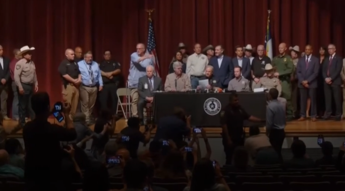 Tiroteo en Texas: líder demócrata interrumpe a gobernador de Texas en plena rueda de prensa (VIDEO)