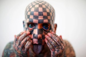 “Estornudo tinta negra”: Tiene 848 tatuajes cuadrados en todo el cuerpo