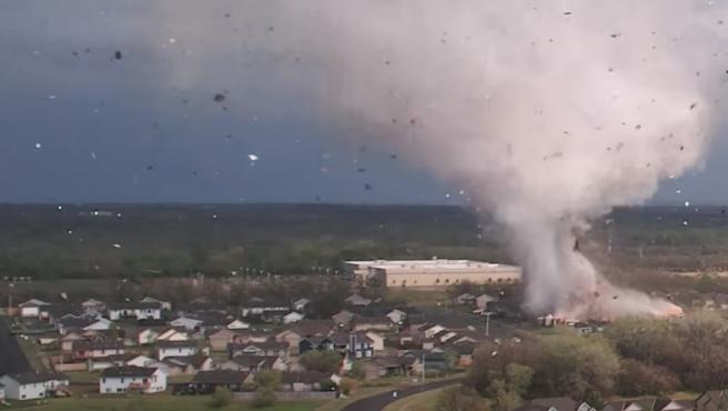 La impresionante potencia destructiva de un tornado en EEUU captada por un dron en 4K