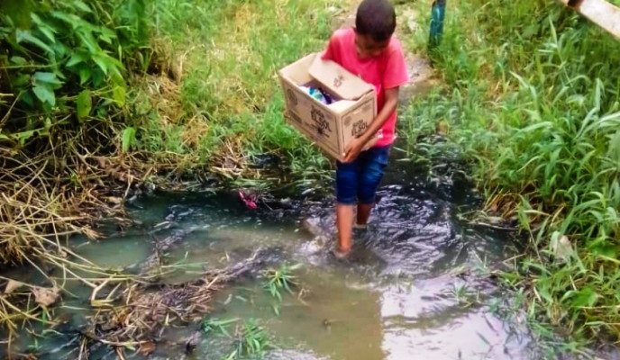 Niños sufren de sarna porque caminan por aguas negras por falta de puente en Tucupita