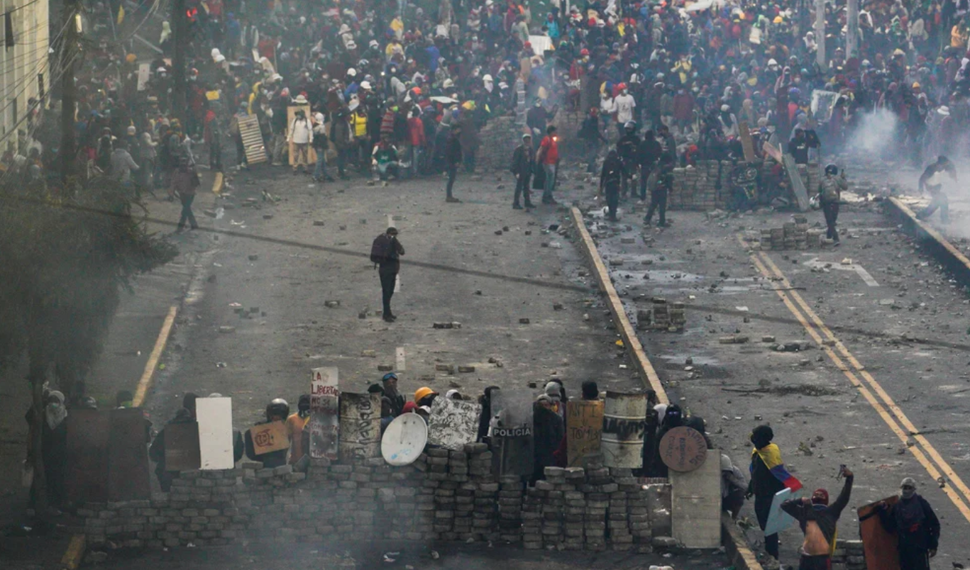 Un golpe cada seis años: la trágica historia de derrocamientos y convulsión social del Ecuador