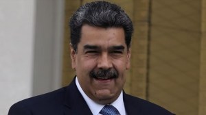 Venezuela president praises Irán fuel shipments during visit