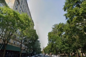 Saltó al vacío: Mujer murió al caer de un edificio de 15 pisos cerca del Central Park