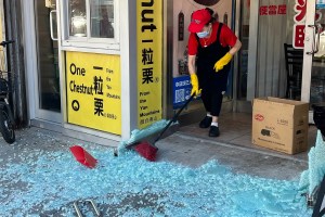 Un cliente que perdió la razón: Sin pantalones, rompió los vidrios de local de comida en Queens