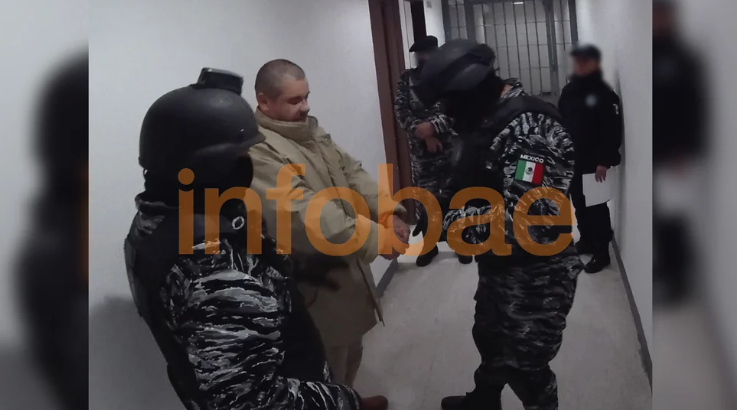 Imágenes inéditas de “El Chapo” Guzmán: esposado, sometido y volteando a la cámara