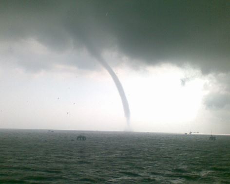 Impresión en Zulia: Avistaron tromba marina en el Lago de Maracaibo (VIDEO)