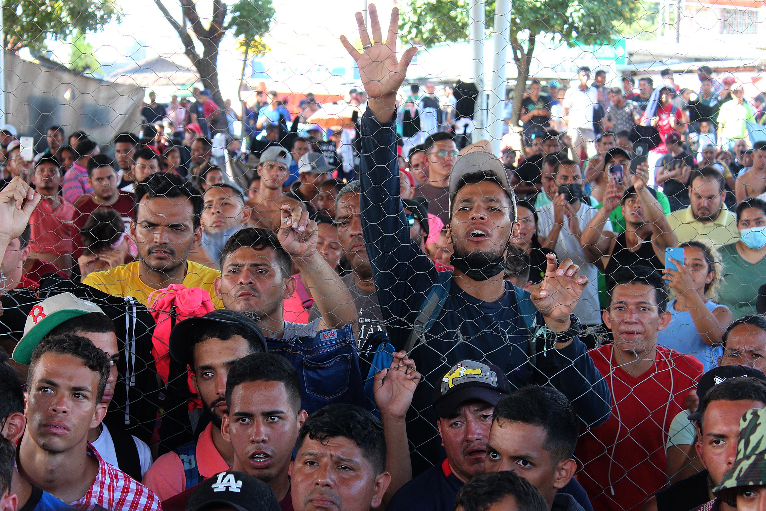 Migrantes venezolanos tramitan documentos en el sur de México para continuar su camino a EEUU