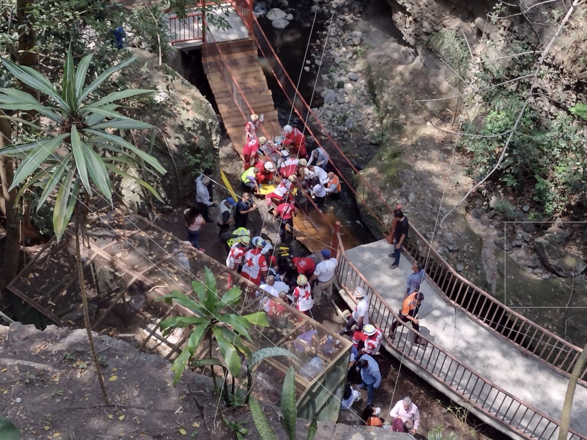 Alcalde mexicano y otras personas heridas, tras colapsar un puente colgante durante reinauguración (VIDEO)