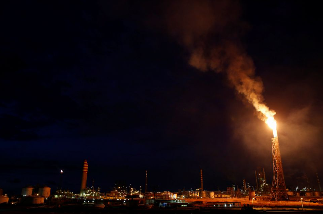 Reuters: Venezuela busca a antiguos clientes petroleros después que EEUU levantara sanciones