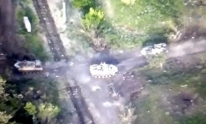 EN VIDEO: Tropas ucranianas emboscan convoy de soldados de élite rusos y lo volvieron trizas