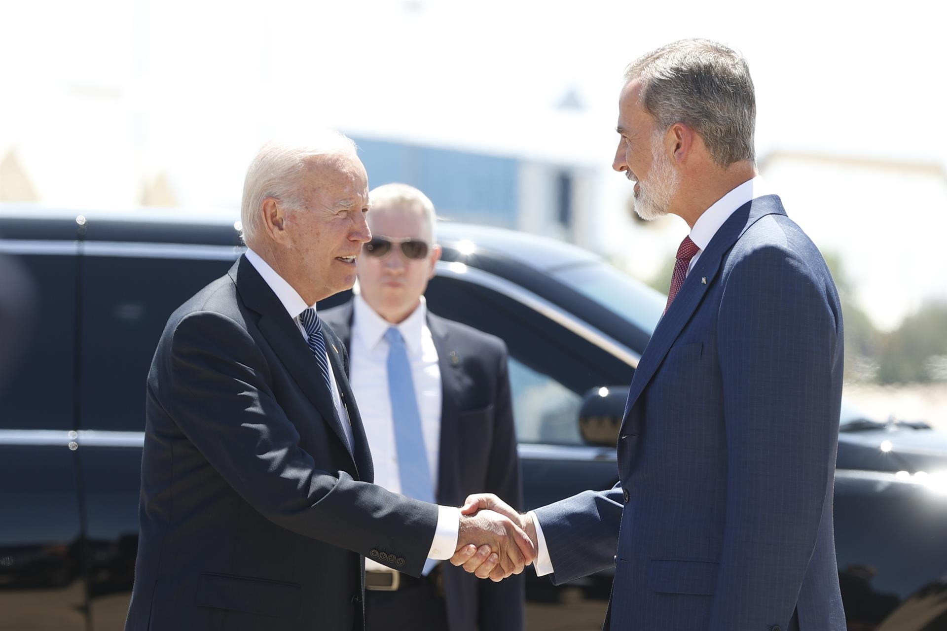 El rey Felipe VI recibe a Biden en Madrid para la cumbre de la Otan (VIDEO)