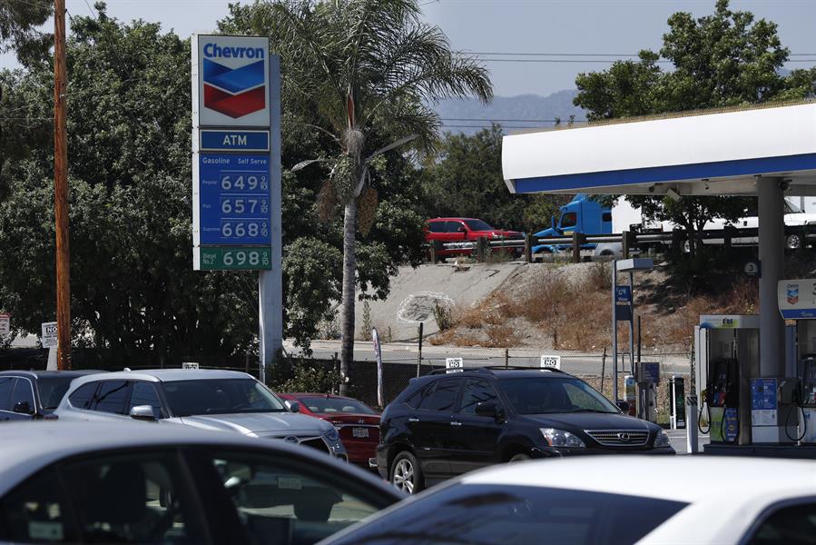 El precio de la gasolina en EEUU llega a cinco dólares por galón, algo nunca visto